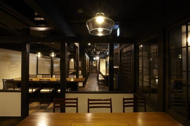 Irori Dining 三國的室內座位，相對昏暗一點，但每一張桌自上方都有燈打在桌上，會讓食物看起來更美味
