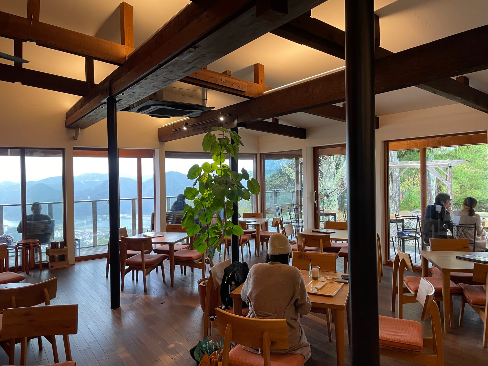 山上只有一間咖啡廳，可以坐著放空看風景