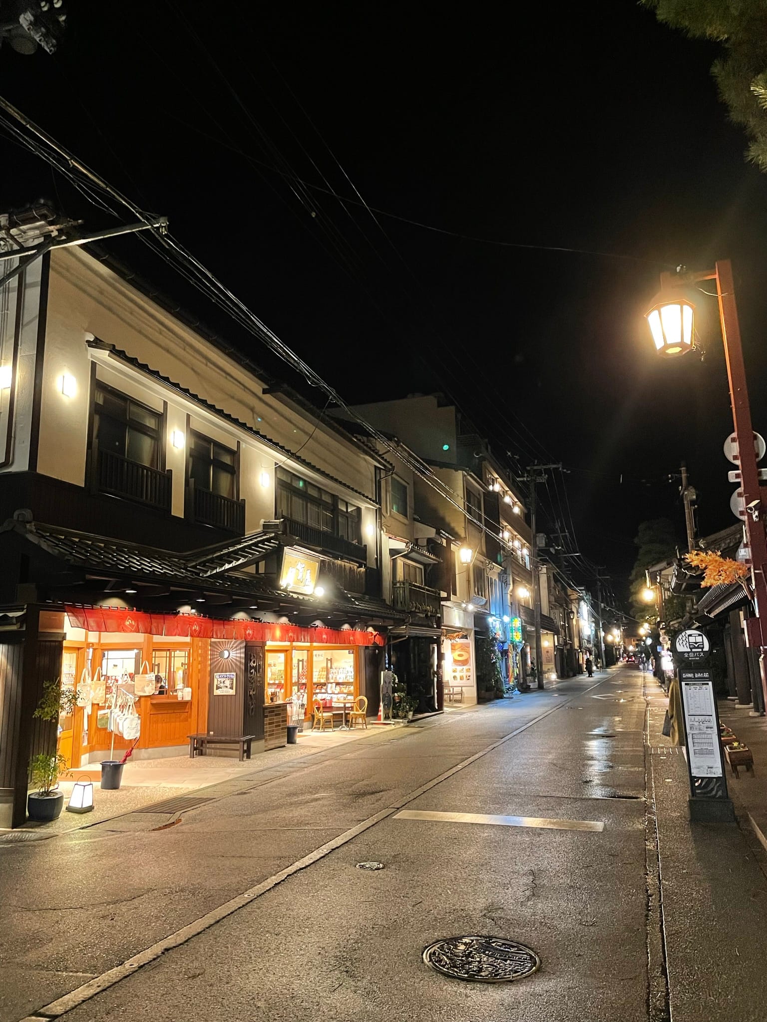 城崎溫泉商店前的道路，呈現日本老街的美貌