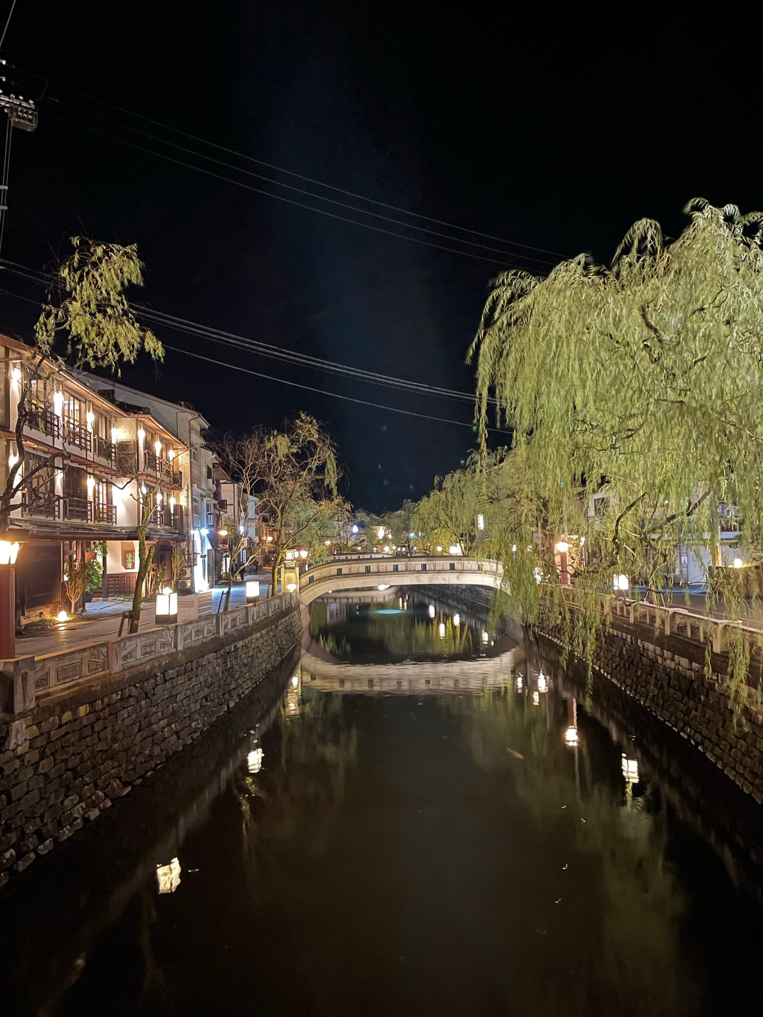 小橋上拍出去的景色，呈現城崎溫泉的夜晚景色