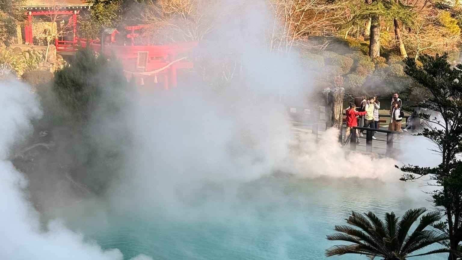 別府海地獄，實際看會更大，請原諒我的拍照技術，拍不出海地獄的真實感覺