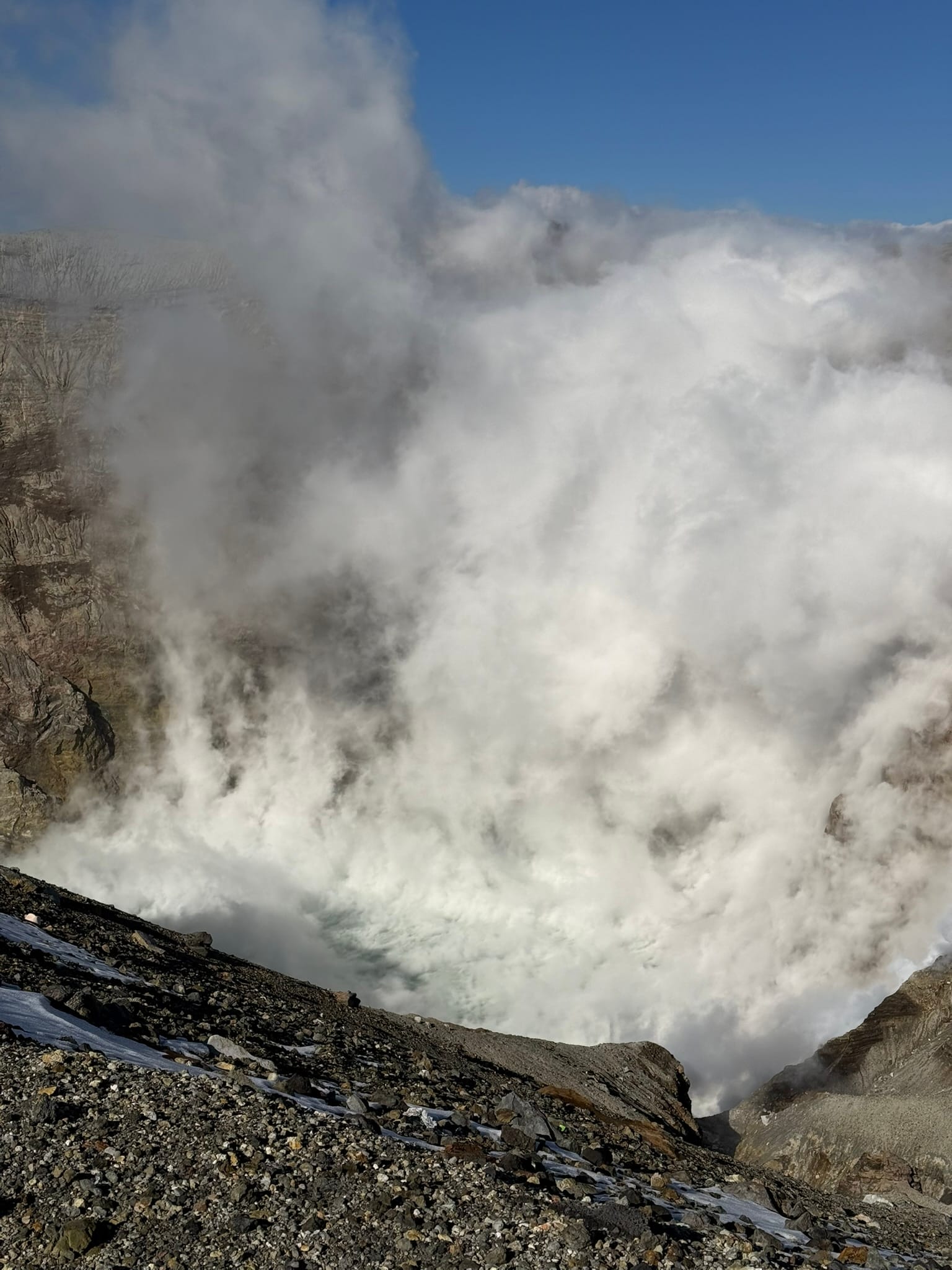 阿蘇中岳的火山口，煙持續的噴發，看不見底部