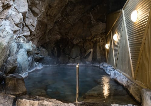 一之湯的浴池是在山洞內