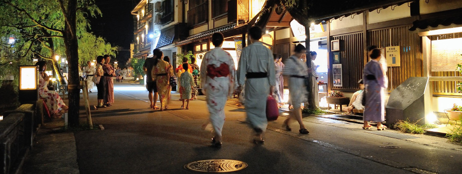 城崎溫泉的溫泉街，大家都會穿浴衣散步