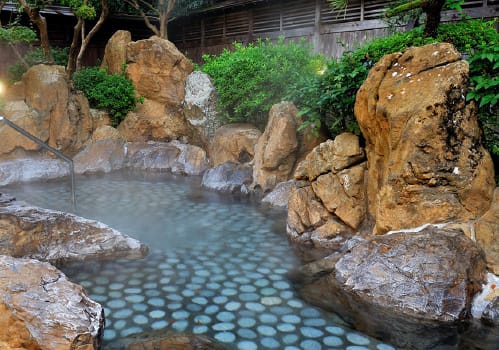 鴻之湯有露天浴池，外圍是以石頭環繞，呈現不規則的浴池