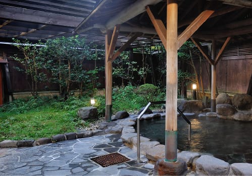 城崎溫泉鴻之湯有裝扶手，進入浴池時較安心