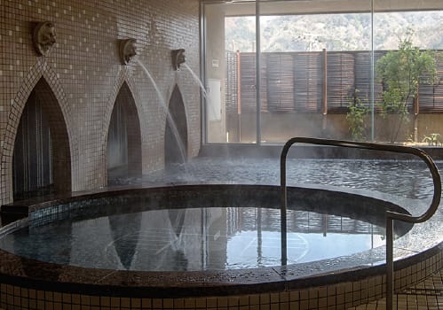 里之湯的室內浴池，設備上更現代化