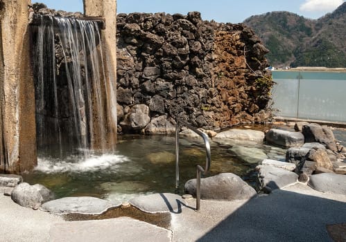 里之湯三樓的露天浴池，可以往外看風景