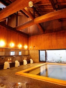 柳湯是室內浴池，因門口有柳樹而得名