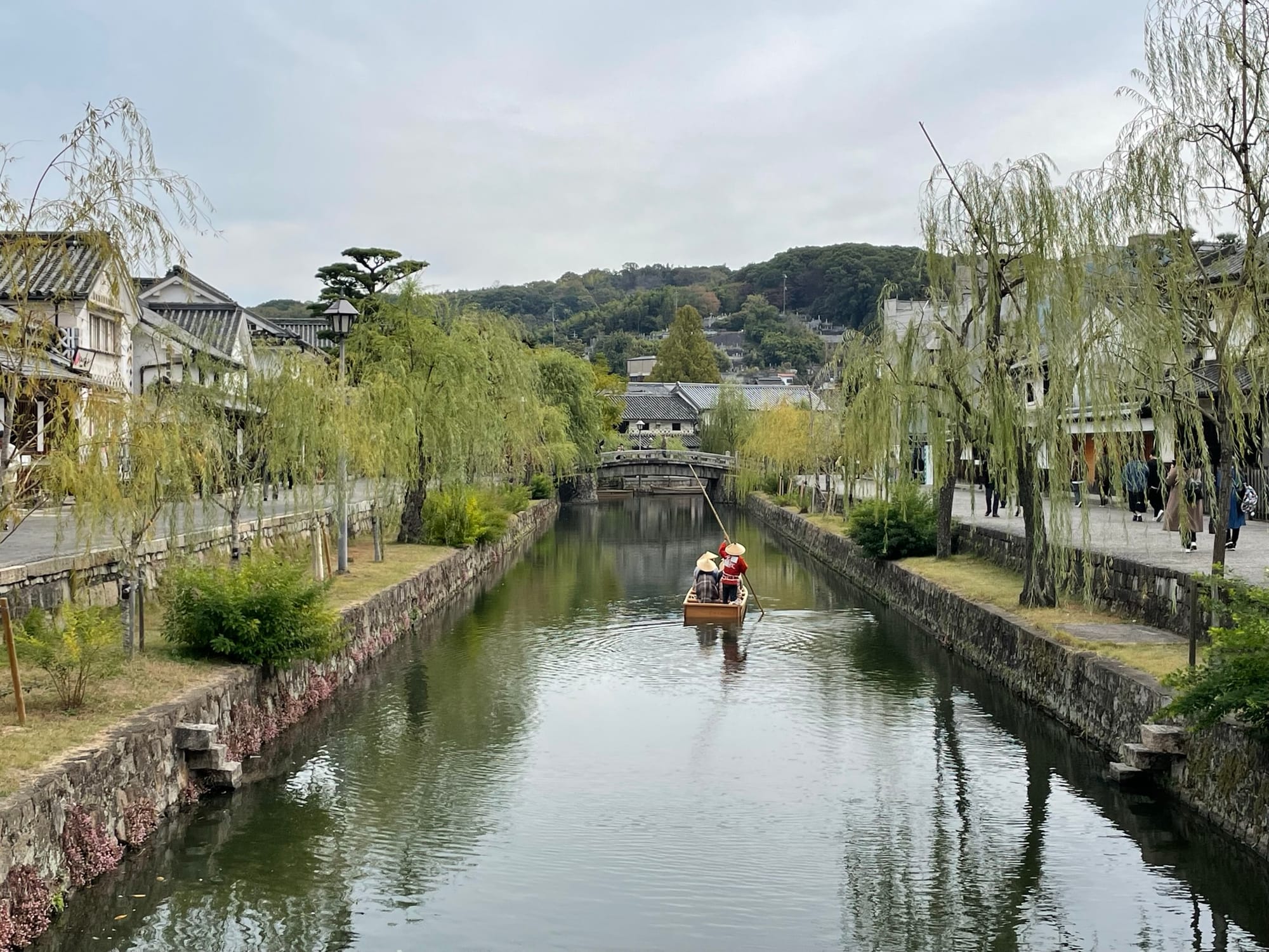 倉敷美觀地區柳樹與河川小船風景，西日本山陰山陽 8 天 7 夜深度旅遊推薦景點
