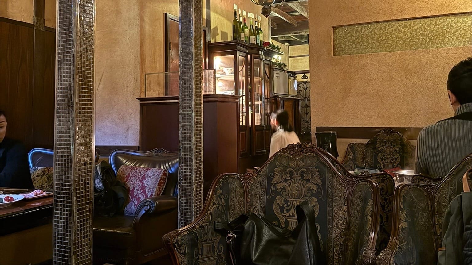 坐離宮店內由 50 年古民家改建的用餐環境，保留木造結構並搭配豪華古董沙發，充滿日式洋風的隱密氛圍