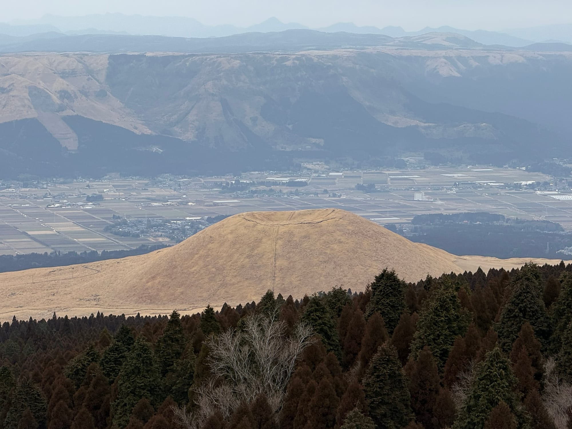 日本九州自駕必去絕景：開著租來的車漫遊阿蘇地區，親眼看見超可愛的阿蘇火山「米塚」與遼闊景色。