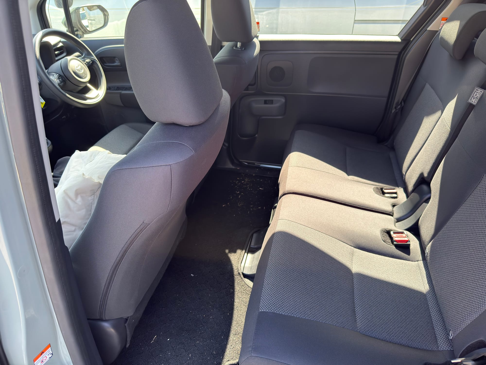 Toyota Sienta 第二排座位空間實測：後座腿部空間還可接受，四名大人長途乘坐也能保持舒適。