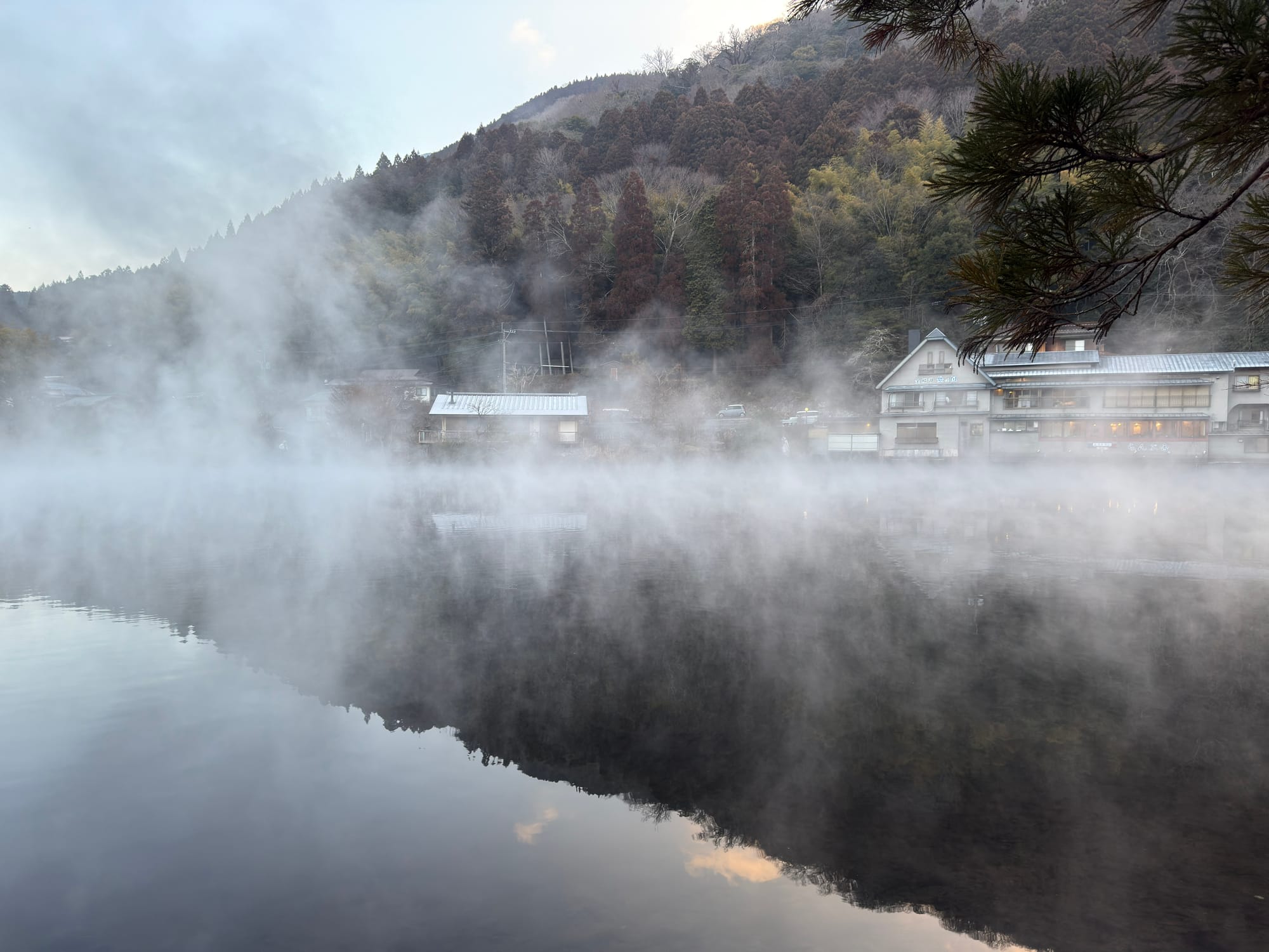 由布院金鱗湖晨霧美景，如果少了晨霧，金鱗湖就略顯普通了。