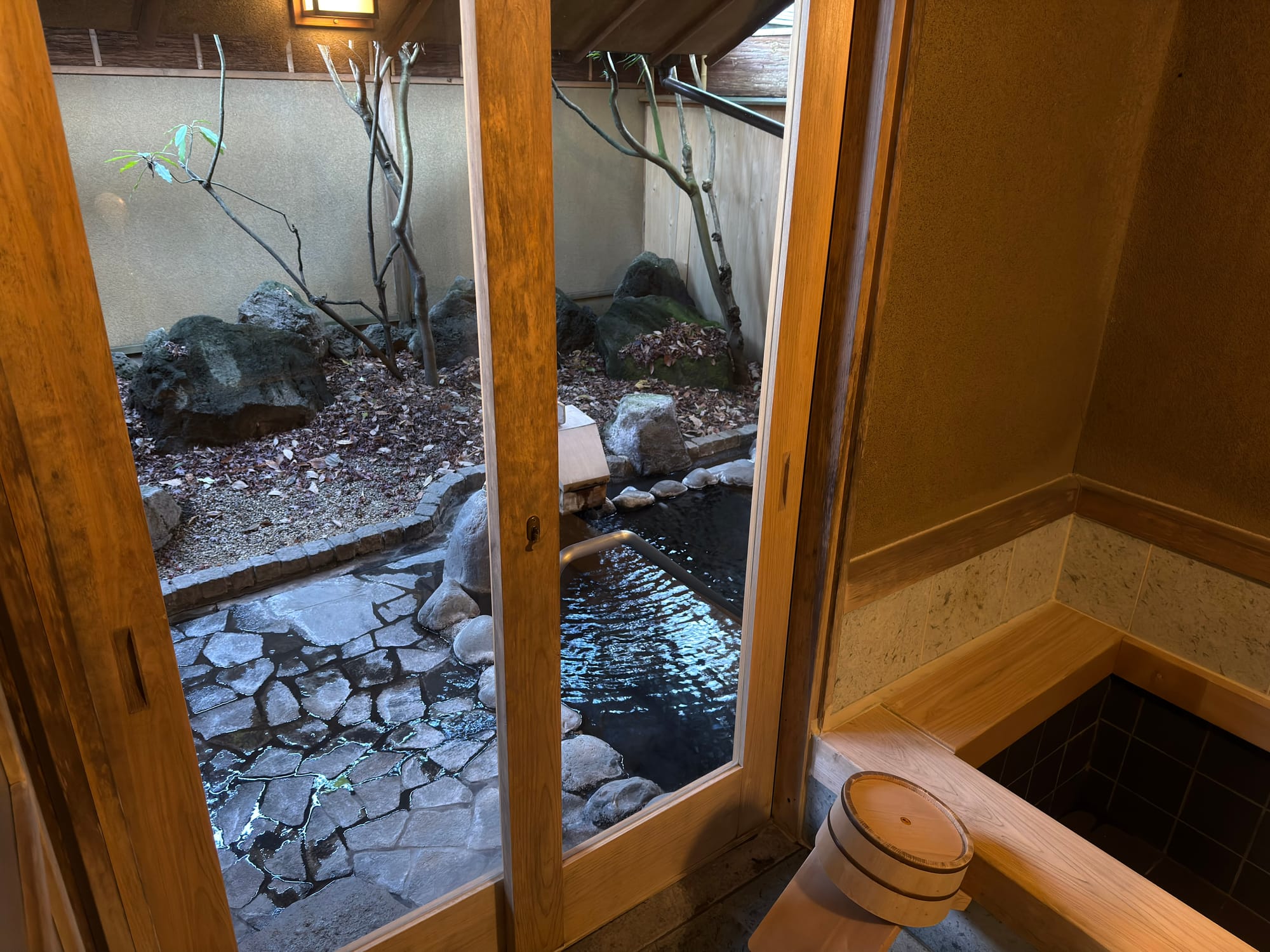 私人露天溫泉實拍：石造溫泉浴池，適合冬天享受冷熱交織的戶外泡湯。