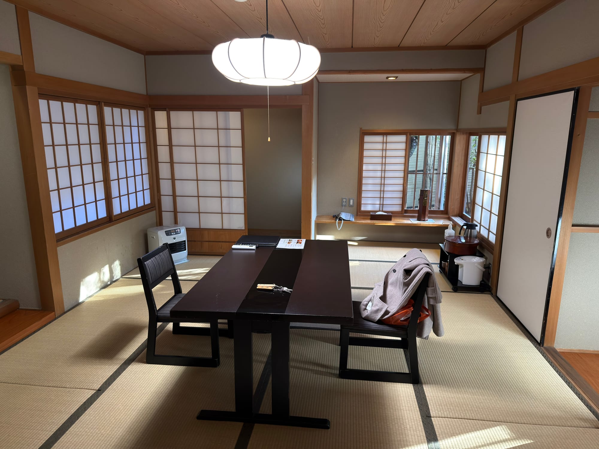 寬敞的日式榻榻米客廳實景，設有矮桌椅與傳統障子門，展現 12+8 大格局空間感。