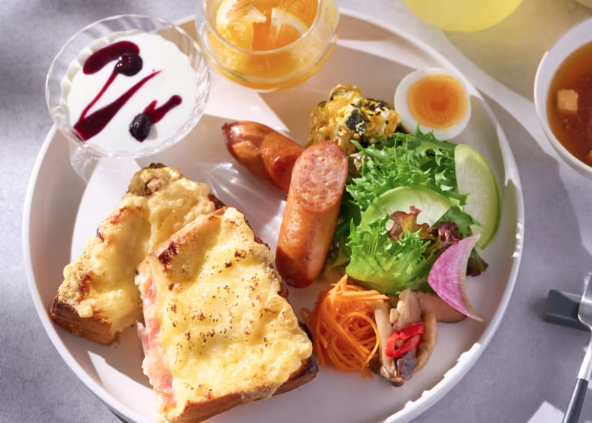 星野 OMO5 熊本的單盤式精緻早餐套餐。