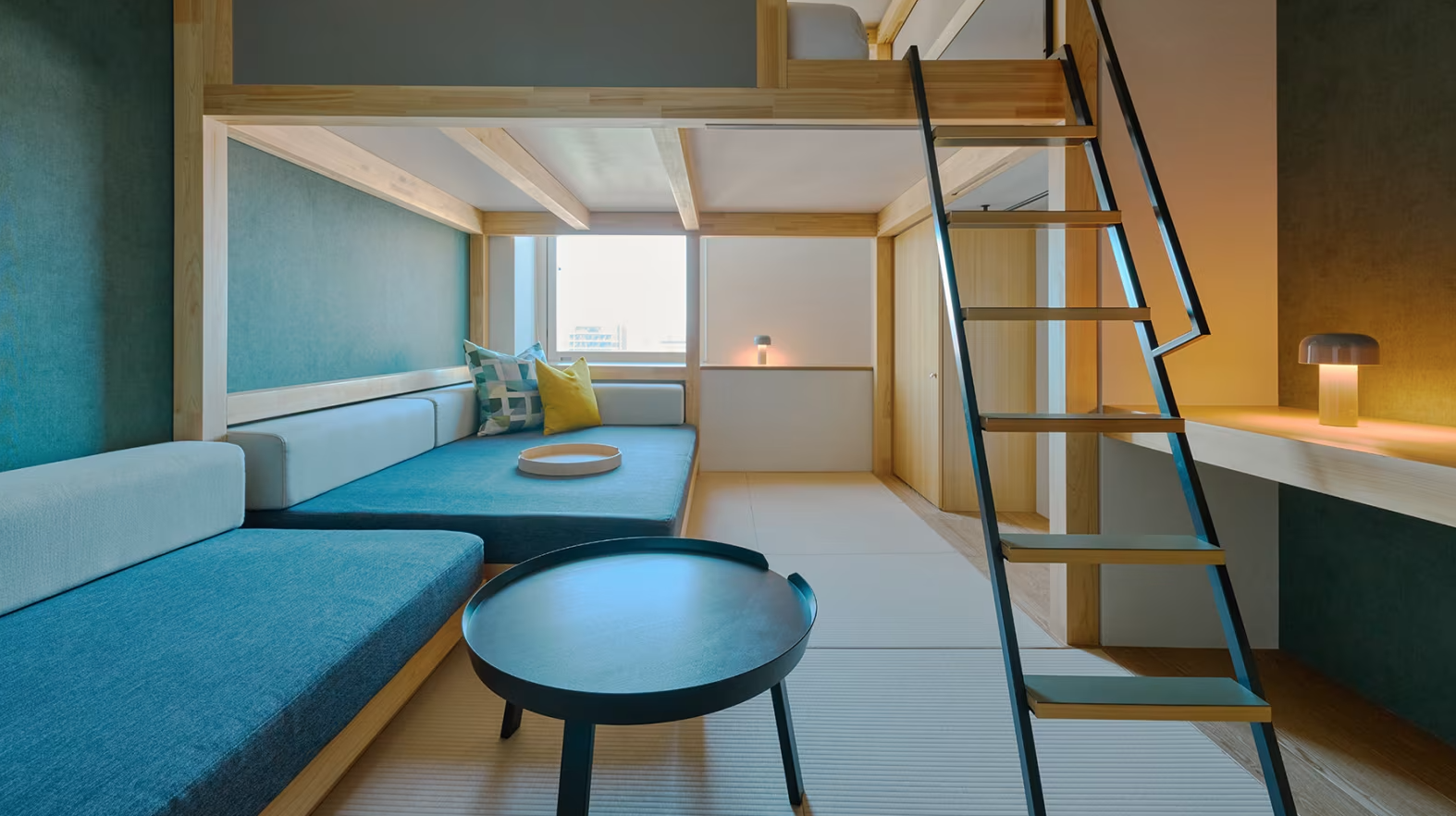 星野 OMO5 熊本最經典的 Yagura 樓中樓房型,下層為寬敞沙發區。