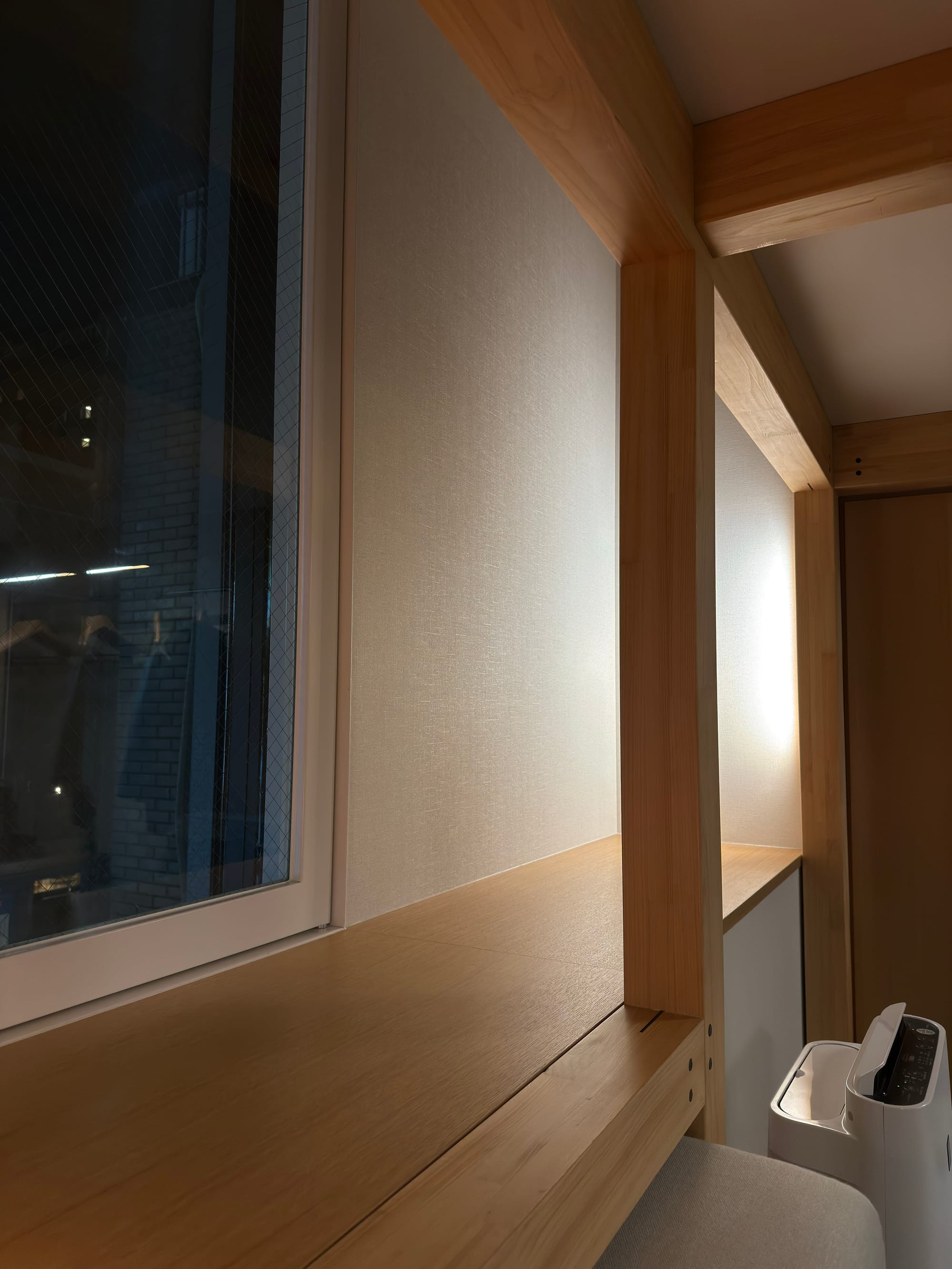 星野 OMO5 熊本 Yagura 房型的專屬木質觀景窗台。