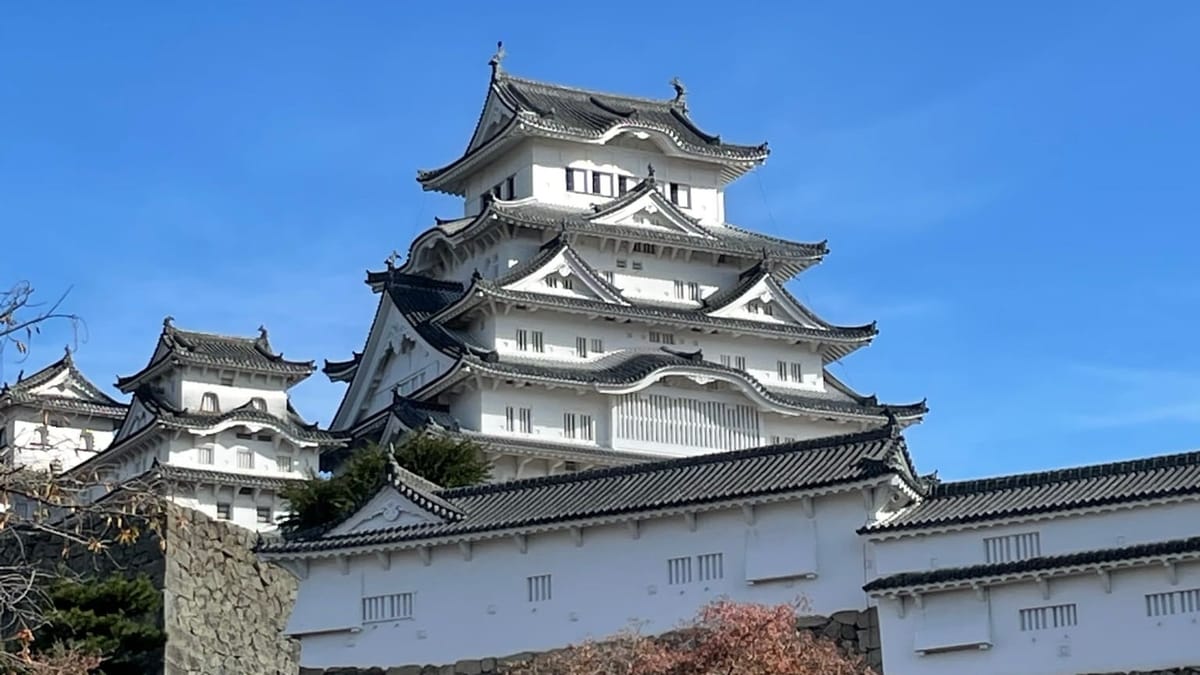 日本國寶姬路城天守閣與藍天，山陰山陽 8 天 7 夜行程必去世界遺產景點