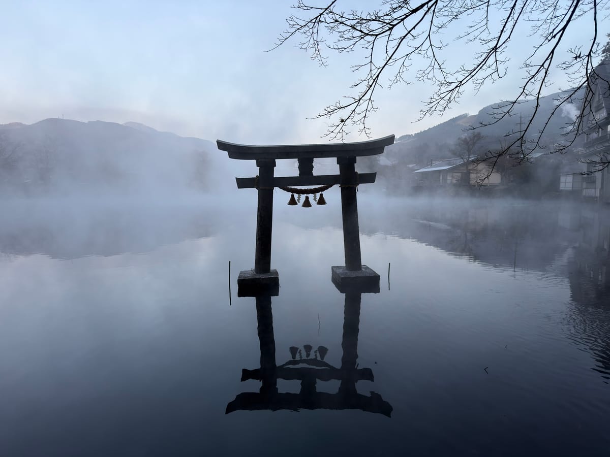由布院住宿推薦必看美景：金鱗湖夢幻晨霧與水上鳥居倒影，只有住一晚才能體驗的限定景色。