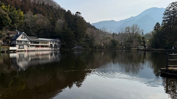 九州由布院金鱗湖湖畔風景，Feature Image 代表九州溫泉與慢遊氛圍