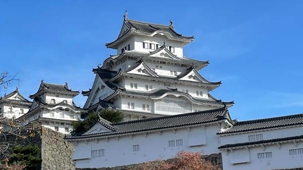 日本國寶姬路城天守閣與藍天，山陰山陽 8 天 7 夜行程必去世界遺產景點