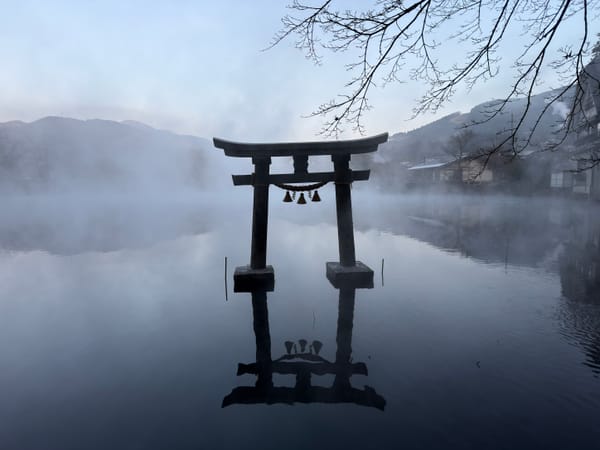 由布院住宿推薦必看美景：金鱗湖夢幻晨霧與水上鳥居倒影，只有住一晚才能體驗的限定景色。
